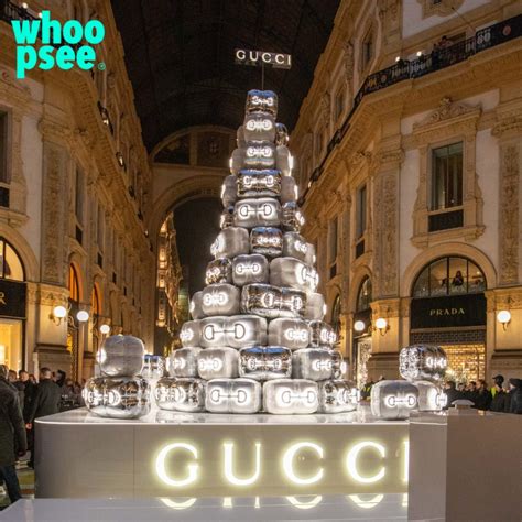 foto albero di gucci|L’albero di Natale di Gucci in Galleria  .